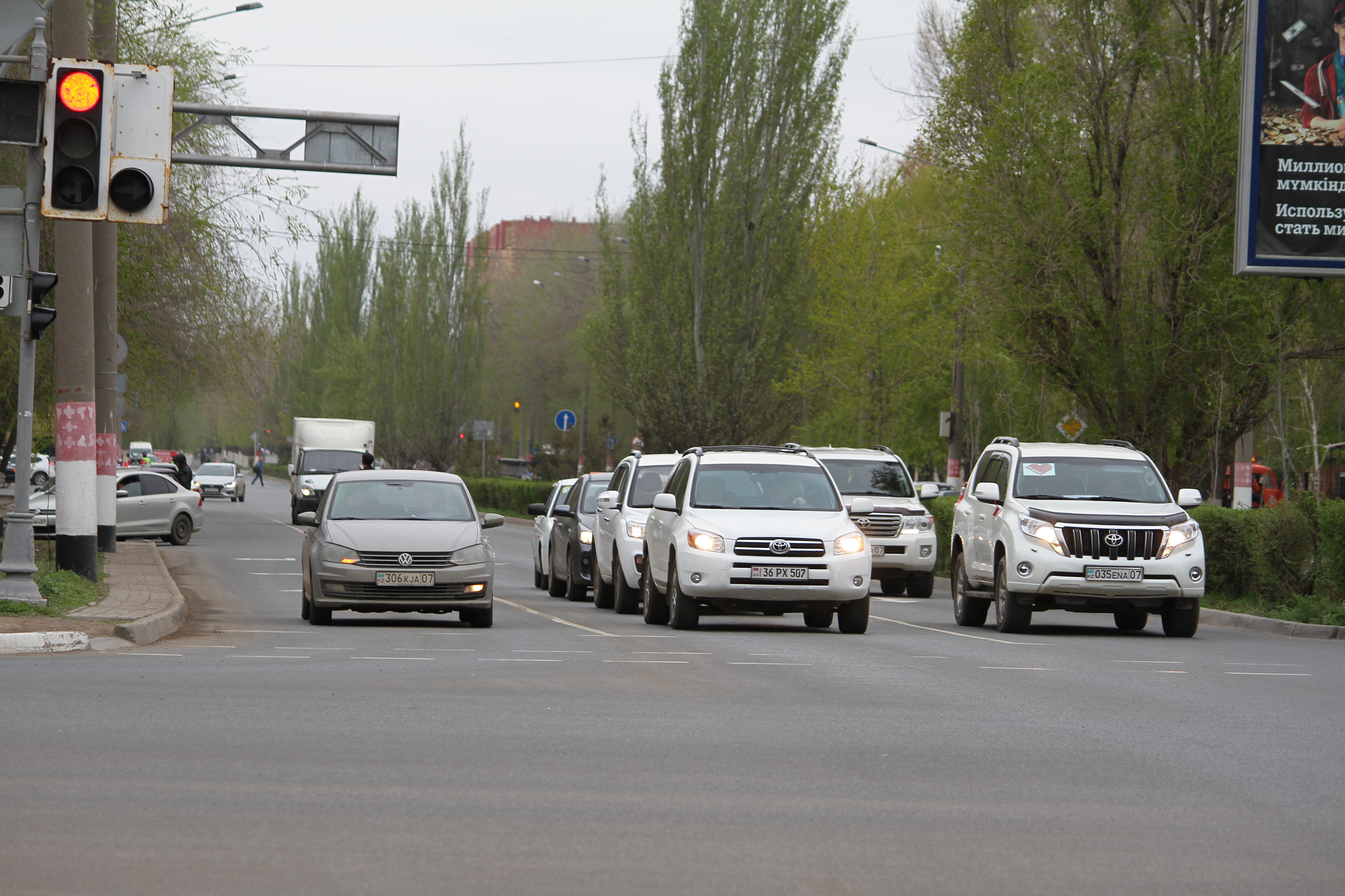 Сколько машин зарегистрировано в ЗКО и какой налог от них поступает